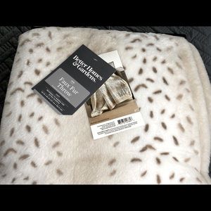 NWT Fleece/Sherpa blanket